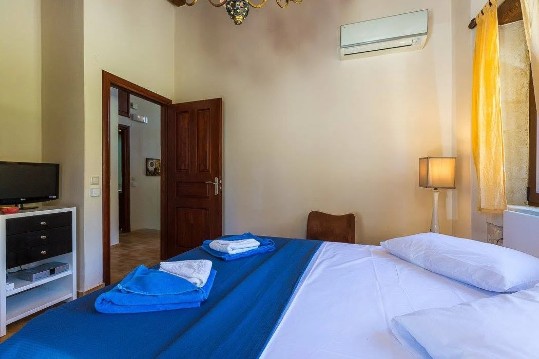 Second double bedroom, another angle