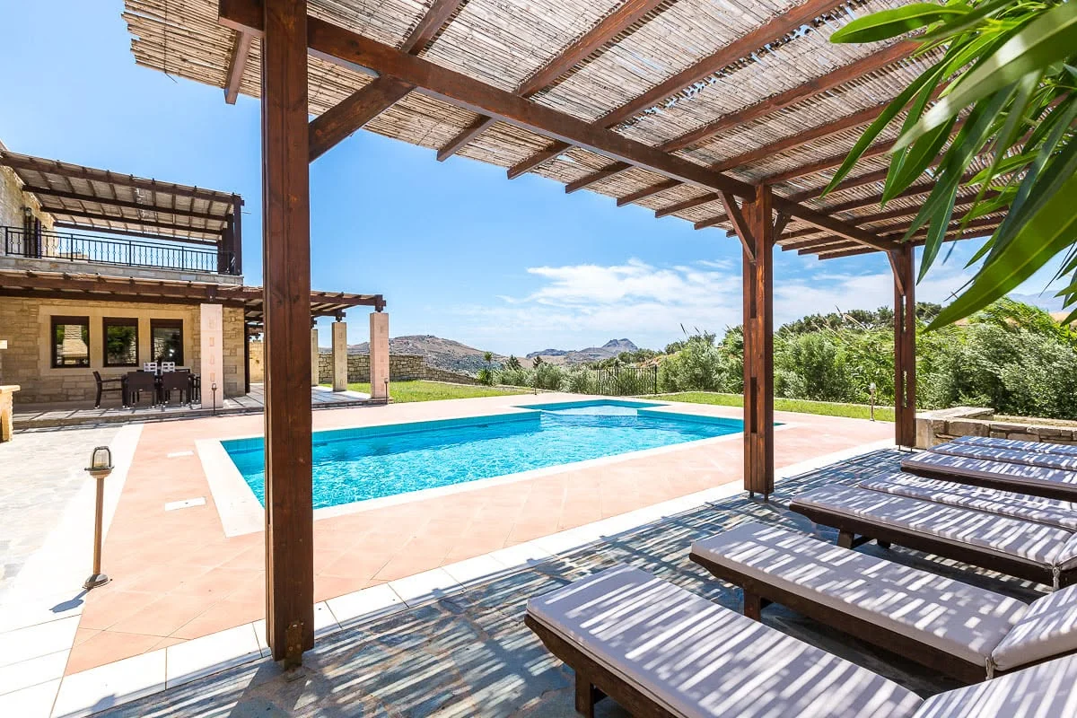 Covered pergola terrace with outdoor dining