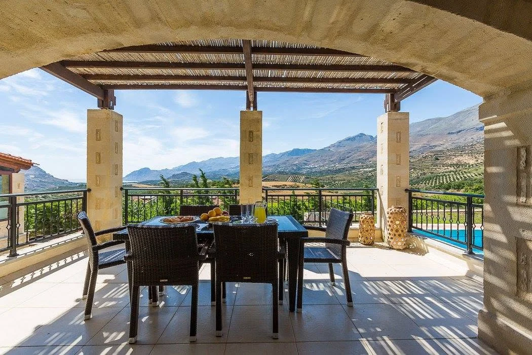 Covered pergola terrace with outdoor dining